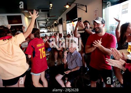 Madrid, spagnolo. 20 agosto 2023. Madrid Spagna; 08.20.2023.- campionessa spagnola di calcio femminile della Coppa del mondo femminile FIFA 2023. Migliaia di persone si riuniscono a Madrid per vedere su schermi giganti, bar e ristoranti la finale della Coppa del mondo di calcio femminile tenutasi in Australia e dove la squadra è incoronata campionessa del mondo. Credito: Juan Carlos Rojas/dpa/Alamy Live News Foto Stock