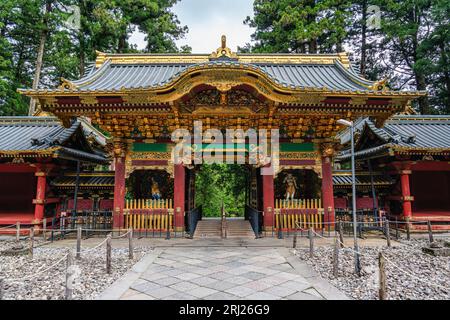 La meravigliosa porta Yashamon del tempio Taiyu-in a Nikko. Prefettura di Tochigi, Giappone. Foto Stock