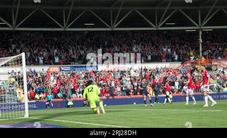 Wrexham AFC contro Swindon Town giocata a Wrexham 90 min di azione terminando 5 pareggi totali (Terry Scott / SPP) Foto Stock