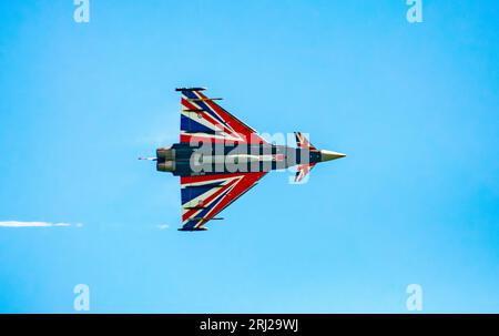 RAF Eurofighter Typhoon FGR4 vola lungo il lungomare all'annuale Eastbourne Airbourne, un airshow internazionale. Lo spettacolo dura quattro giorni con Foto Stock