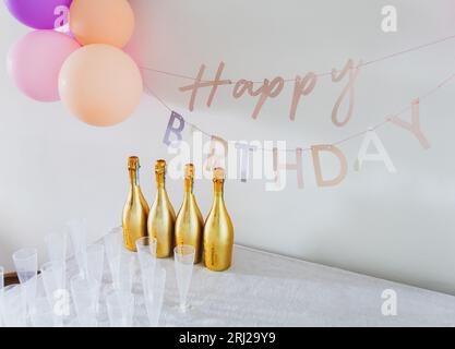 Bottiglie di champagne Bottega e bicchieri di plastica da champagne. Festeggiamo un evento Foto Stock