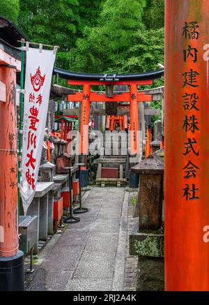 Vista panoramica nel famoso Santuario Fushimi Inari-Taisha di Kyoto. Giappone. Foto Stock