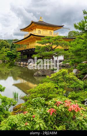 Vista panoramica con il meraviglioso padiglione dorato del Tempio Kinkaku-ji di Kyoto. Giappone. Foto Stock