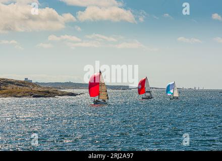 Tjörn, Svezia - Agosto 17 2013: Tjörn Runt è un concorso annuale di vela a lunga distanza che si svolge intorno all'isola di Tjörn. Vista da Rönnä Foto Stock