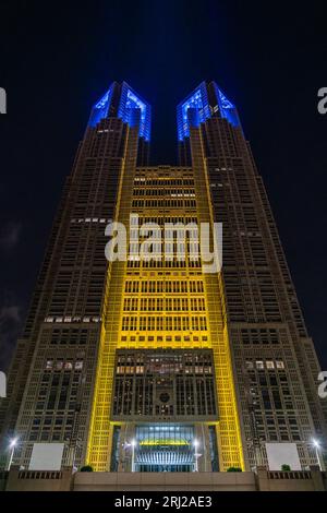 Palazzo del governo Metropolitano di Tokyo illuminato di notte, a Shinjuku, Tokyo, Giappone. Foto Stock