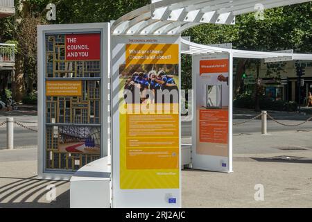 Granada, Spagna; 12 agosto 2023: Manifesti informativi per le strade di Granada sulla presidenza della Spagna nel Consiglio europeo del 2023 Foto Stock