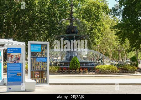 Granada, Spagna; 12 agosto 2023: Manifesti informativi per le strade di Granada sulla presidenza della Spagna nel Consiglio europeo del 2023 Foto Stock