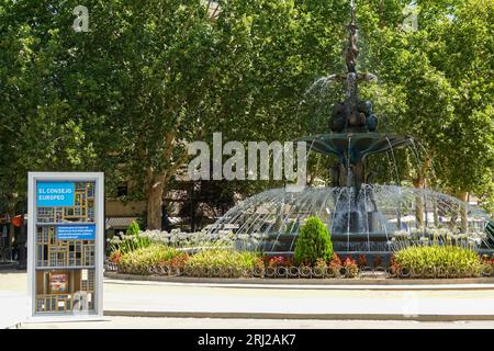 Granada, Spagna; 12 agosto 2023: Manifesti informativi per le strade di Granada sulla presidenza della Spagna nel Consiglio europeo del 2023 Foto Stock