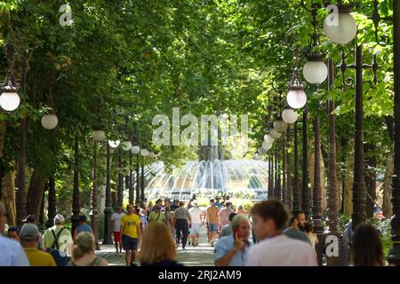 Granada, Spagna; 12 agosto 2023: Una passeggiata a Granada: Carrera de la Virgen piena di persone che camminano in una mattina d'estate Foto Stock