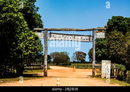 Cartello d'ingresso per l'autostrada Transpantaneira in Pantanal, Brasile, con nidi di uccello omero Rufous, Furnarius rufus o Joao de Barro Foto Stock