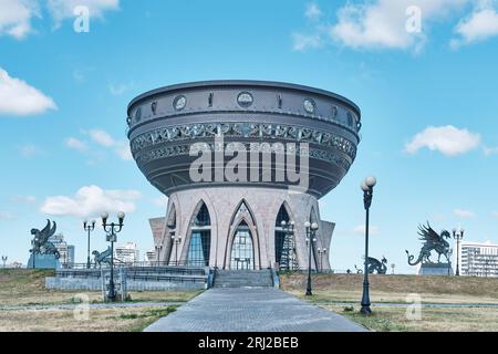 Kazan, Russia - 11 giugno 2023: Kazan Family Center in forma di calderone tataro tradizionale, Dashi Namdakov, 2013. Sculture di animali mitici, simboli Foto Stock