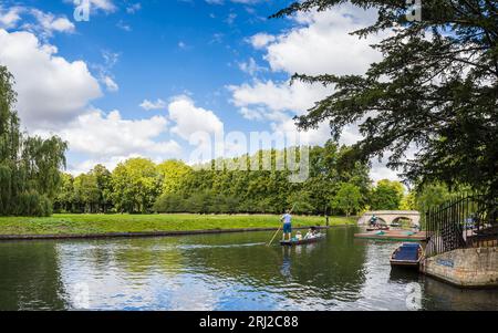 Un panorama multi immagine di punt sul fiume Cam nel cuore di Cambridge visto nell'agosto 2023 sotto un cielo blu. Foto Stock