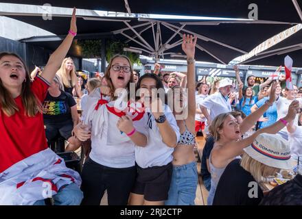 © Jeff Moore, i tifosi del calcio inglese al Boxpark di Shoreditch a Londra celebrano il rigore del portiere inglese Mary Earps contro la Spagna nella FIFA Foto Stock
