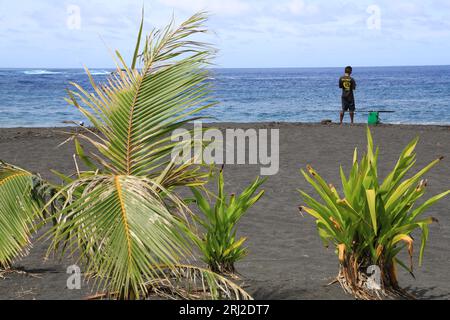 pêche à la ligne sur la plage de Sable noir volcanique de Papara à Tahiti en Polynésie francaise. Cette plage de Taharuu est connue pour ses belles va Foto Stock