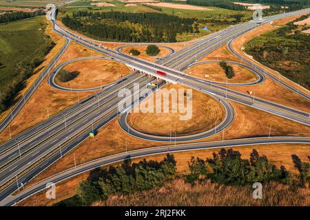 Interscambio autostradale a forma di foglia di trifoglio dal drone pov, vista ad angolo alto Foto Stock