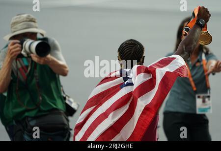 Budapest, Ungheria. 20 agosto 2023. Atletica leggera: Campionato del mondo, 100 m, finale, uomini, al National Athletics Center. Il campione del mondo Noah Lyles (USA) fa il tifo per la medaglia d'oro al traguardo. Credito: Marcus Brandt/dpa/Alamy Live News Foto Stock