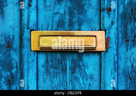 Vecchio alloggiamento della cassetta postale o della cassetta postale su sportello blu di legno usurato con la vernice staccata Foto Stock