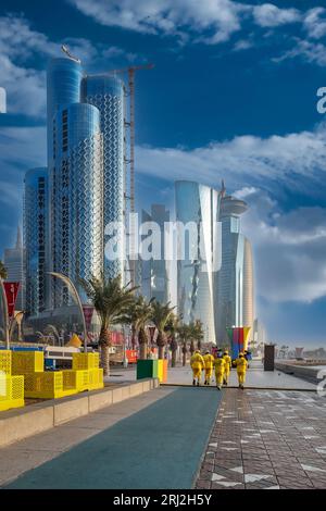 Nel tranquillo abbraccio di una mattinata d'inverno, la Corniche del Qatar trasuda energia vibrante con le splendide decorazioni della Coppa del mondo FIFA. Gli ornamenti a tema sono Foto Stock