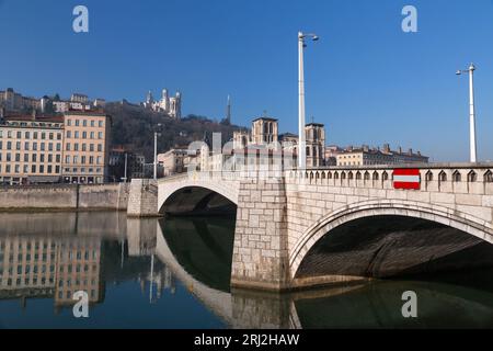 Lione, Francia - 25 gennaio 2022: Scenario urbano con edifici intorno al fiume Saone in una soleggiata giornata invernale a Lione, Francia. Foto Stock