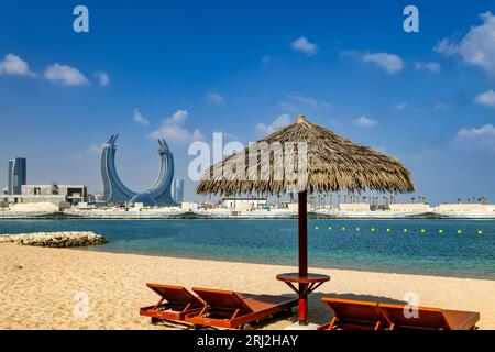 Nel tranquillo abbraccio di una mattinata d'inverno, la Corniche del Qatar brilla con le splendide decorazioni della Coppa del mondo FIFA. Gli ornamenti a tema emettono un'atmosfera vivace Foto Stock