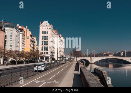 Lione, Francia - 25 gennaio 2022: Scenario urbano con edifici intorno al fiume Saone in una soleggiata giornata invernale a Lione, Francia. Foto Stock