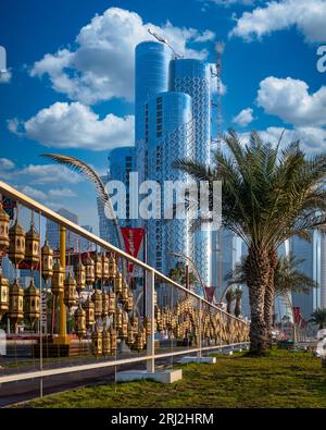 Nel tranquillo abbraccio di una mattinata d'inverno, la Corniche del Qatar brilla con le splendide decorazioni della Coppa del mondo FIFA. Gli ornamenti a tema emettono un'atmosfera vivace Foto Stock