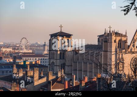 Lione, Francia - 25 gennaio 2022: Vista esterna della Cattedrale di San Giovanni Battista in Piazza San Giovanni o Place St. Jean a Lione, Francia. Foto Stock