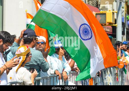 New York, Stati Uniti. 20 agosto 2023. Gli spettatori sventolano una gigantesca bandiera indiana durante la parata del giorno indiano sulla Madison Avenue a New York City. Credito: Ryan Rahman/Alamy Live News Foto Stock