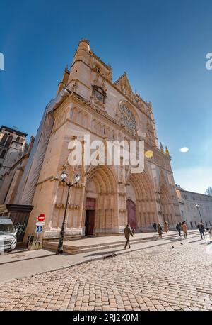 Lione, Francia - 25 gennaio 2022: Vista esterna della Cattedrale di San Giovanni Battista in Piazza San Giovanni o Place St. Jean a Lione, Francia. Foto Stock