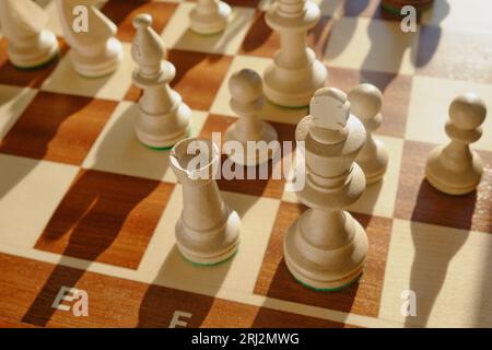 Breve arrocco del re degli scacchi e della torre durante la partita Foto Stock