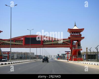 Cairo, Egitto, luglio 29 2023: Autostrada di pattuglia dell'asse Shinzo Abe in Egitto con un ponte pedonale rifinito in stile architettonico tradizionale giapponese, il Foto Stock