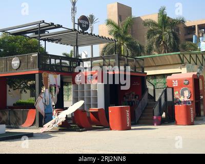 Cairo, Egitto, 3 agosto 2023: Nescafe Advertisement and decoration, Nescafé è un marchio di caffè istantaneo prodotto dalla società Vevey Nestlé Nestle con m Foto Stock