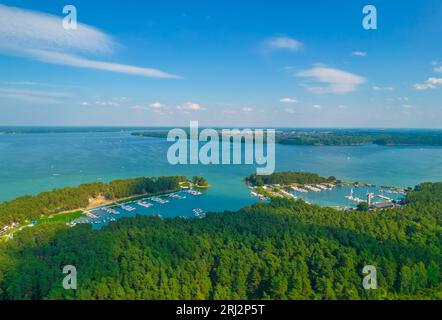 Kaunas Reservoir yacht club. Piccolo porto per l'artigianato da diporto situato a pochi chilometri dal centro città. Vista aerea con droni Foto Stock