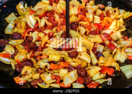 Letcho, stufato con zucchine e salsicce. Cucinare all'aperto nel calderone. Il cibo cucinato è il "letcho", un popolare cibo ungherese. Lecso. Foto Stock