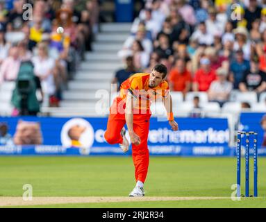 Benny Howell del Birmingham Phoenix bowling in the Hundred contro Trent Rockets Foto Stock