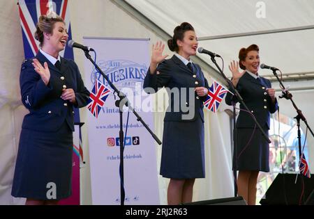 Una vista ravvicinata dei Bluebirds Vintage Trio Singers al Lytham 1940's Wartime Festival, domenica 20 agosto 2023 Foto Stock