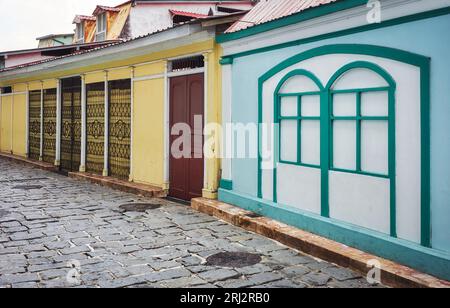 Vista sulla strada della variegata architettura del quartiere di Las Penas sulla Collina di Santa Ana a Guayaquil, Ecuador. Foto Stock