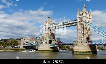 Londra, Regno Unito - 29 luglio 2023; Landmark Tower Bridge attraverso il Tamigi nelle soleggiate giornate estive Foto Stock