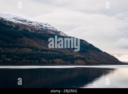 Vista sulle montagne dal Loch EIL in Scozia in autunno Foto Stock