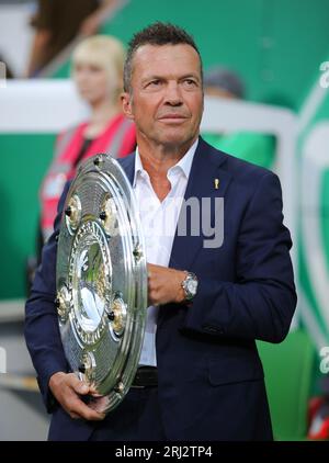 Lothar MatthŠus mit der Meisterschale BREMA, GERMANIA - 18 AGOSTO: Partita di Bundesliga tra il SV Werder Brema e il FC Bayern MŸnchen a Wohninvest Weserstadion il 18 agosto 2023 a Brema, Germania. Fussball 1 . Bundesliga Saison 2023 / 2024 Werder Brema - FC Bayern MŸnchen © diebilderwelt / Alamy Stock Foto Stock