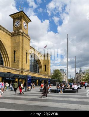 Londra, Regno Unito - 29 luglio 2023; Kings Cross Square con viaggiatori d'estate al capolinea ferroviario di Londra Foto Stock