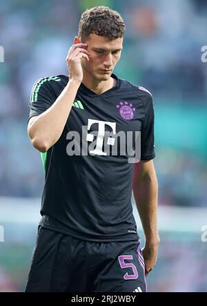 Auf der Ersatzbank Benjamin Pavard del Bayern Muenchen BREMA, GERMANIA - 18 AGOSTO: Partita di Bundesliga tra il SV Werder Brema e il FC Bayern MŸnchen a Wohninvest Weserstadion il 18 agosto 2023 a Brema, Germania. Fussball 1 . Bundesliga Saison 2023 / 2024 Werder Brema - FC Bayern MŸnchen © diebilderwelt / Alamy Stock Foto Stock