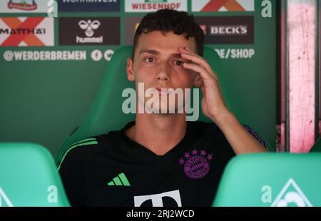 Auf der Ersatzbank Benjamin Pavard del Bayern Muenchen BREMA, GERMANIA - 18 AGOSTO: Partita di Bundesliga tra il SV Werder Brema e il FC Bayern MŸnchen a Wohninvest Weserstadion il 18 agosto 2023 a Brema, Germania. Fussball 1 . Bundesliga Saison 2023 / 2024 Werder Brema - FC Bayern MŸnchen © diebilderwelt / Alamy Stock Foto Stock