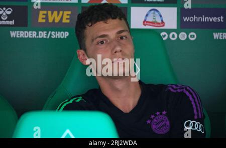 Auf der Ersatzbank Benjamin Pavard del Bayern Muenchen BREMA, GERMANIA - 18 AGOSTO: Partita di Bundesliga tra il SV Werder Brema e il FC Bayern MŸnchen a Wohninvest Weserstadion il 18 agosto 2023 a Brema, Germania. Fussball 1 . Bundesliga Saison 2023 / 2024 Werder Brema - FC Bayern MŸnchen © diebilderwelt / Alamy Stock Foto Stock