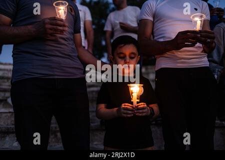 Idlib, Siria. 20 agosto 2023. Le persone accendono le candele mentre partecipano a un evento commemorativo per il decimo anniversario dell'attacco chimico di Ghouta. Credito: Anas Alkharboutli/dpa/Alamy Live News Foto Stock