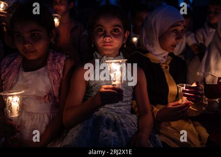 Idlib, Siria. 20 agosto 2023. I bambini accendono le candele mentre partecipano a un evento commemorativo per il decimo anniversario dell'attacco chimico di Ghouta. Credito: Anas Alkharboutli/dpa/Alamy Live News Foto Stock