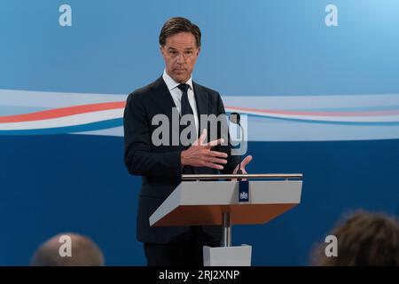 Den Haag, Paesi Bassi. 18 agosto 2023. DEN HAAG, PAESI BASSI - 18 AGOSTO: Il primo ministro uscente Mark Rutte parla alla stampa dopo il Consiglio settimanale dei ministri presso il Ministero degli affari generali del 18 agosto 2023 a Den Haag, Paesi Bassi (foto di Jeroen Meuwsen/Orange Pictures) credito: Orange Pics BV/Alamy Live News Foto Stock