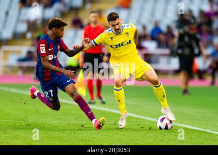 Barcellona, Spagna. 20 agosto 2023. Lamine Yamal (FC Barcelona) duelli per la palla contro Javi Hernandez (Cadice CF) durante la partita di calcio della Liga tra FC Barcelona e Cadice CF, al Lluis Companys Stadium di Barcellona, Spagna, il 20 agosto 2023. Foto: Siu Wu. Credito: dpa/Alamy Live News Foto Stock