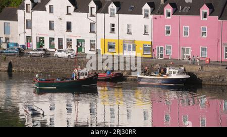 Barche da pesca che caricano allo Slipway nel porto di Portree sull'isola di Skye la mattina presto d'estate Foto Stock