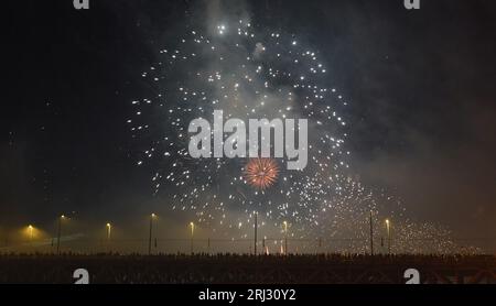 Budapest, Ungheria. 20 agosto 2023. I fuochi d'artificio sono visti sul Danubio in Ungheria, capitale della giornata Nazionale. Credito: Marcus Brandt/dpa/Alamy Live News Foto Stock